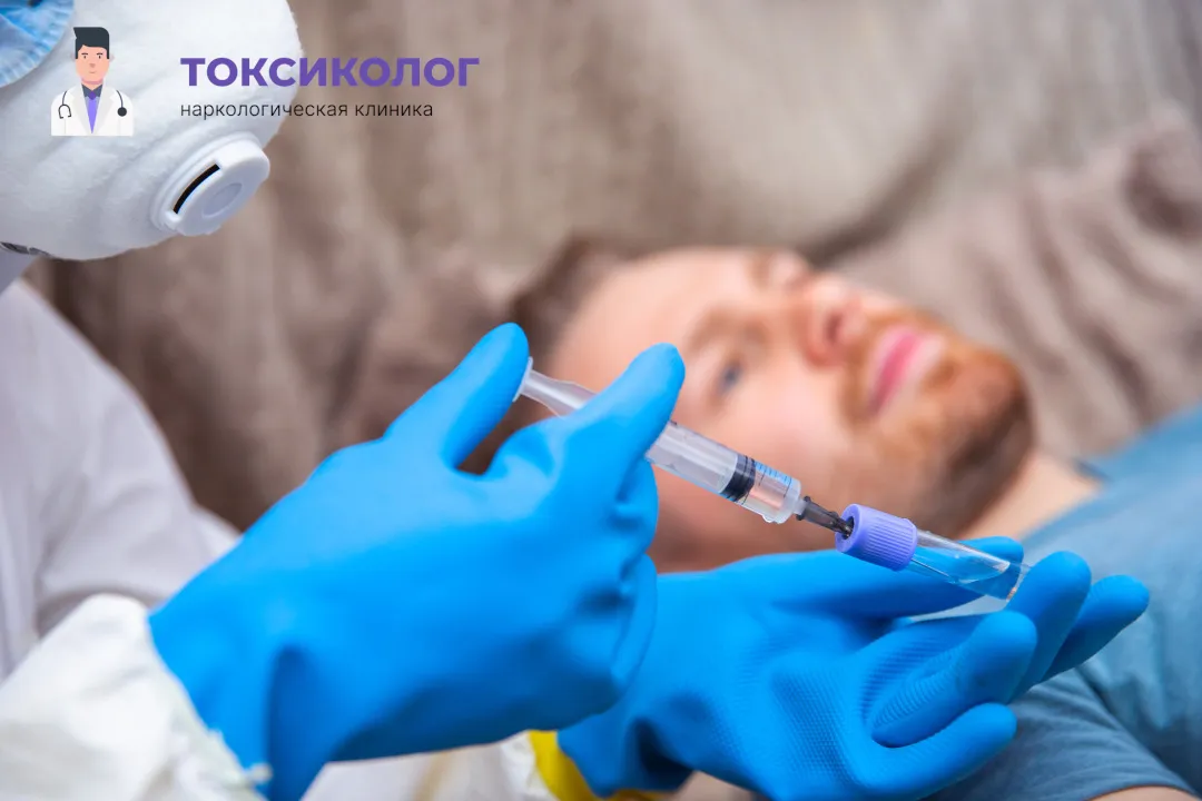 Снятие ломки в Новочебоксарске: комплексная диагностика и помощь специалистов Врач берет анализы в процессе процедуры «Снятие ломки в Новочебоксарске»